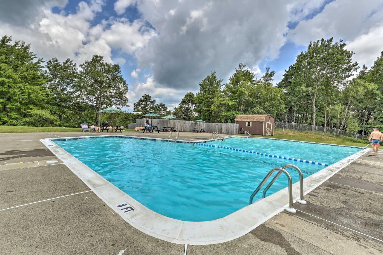 Peaceful Poconos Home With Lake And Pool Access! Long Pond Eksteriør bilde