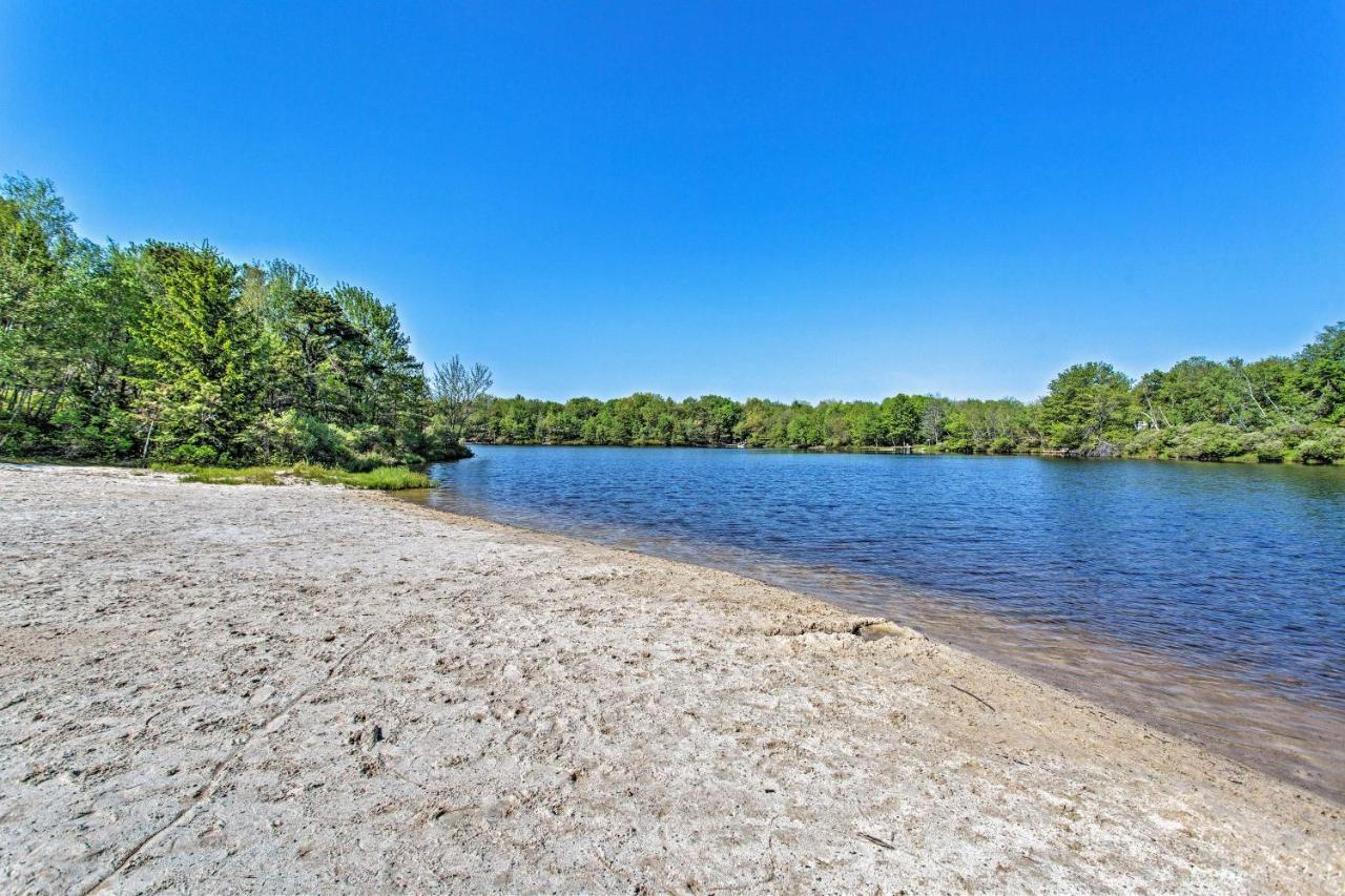 Peaceful Poconos Home With Lake And Pool Access! Long Pond Eksteriør bilde